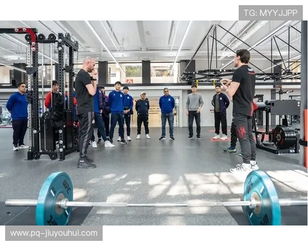 申花足球训练服长裤助力球员高效训练展现专业运动风采